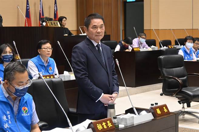 县长锺东锦去年竞选期间提出发放三节敬老礼金，今天议会审查敬老金自治条例草案三读通过。（李京升摄）