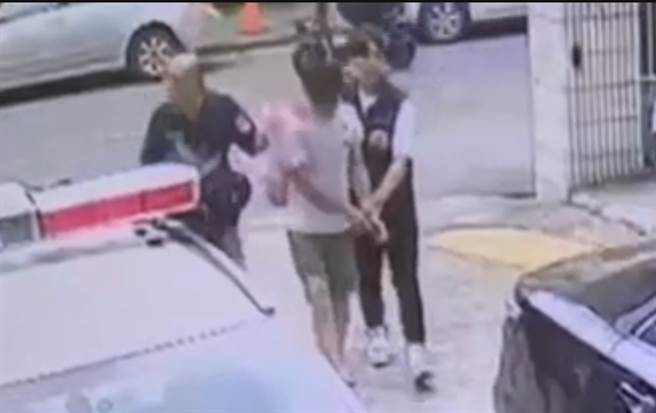 高雄警方循线逮捕陆续持菜刀伤人的男子调查。（翻摄照片／林瑞益高雄传真）