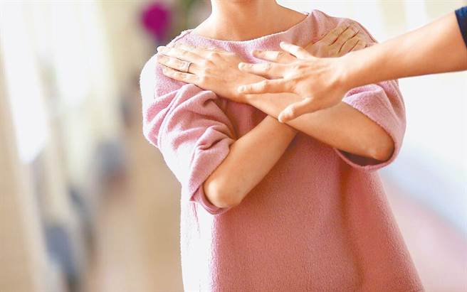 《性别工作平等法》规定雇主须负起防治性骚扰的责任，一旦事件发生应立即做出有效的纠正及补救措施，然而当性骚扰加害人是雇主时，雇主查自己成了实务上的大漏洞。图为示意画面，非当事人。（陈信翰摄）