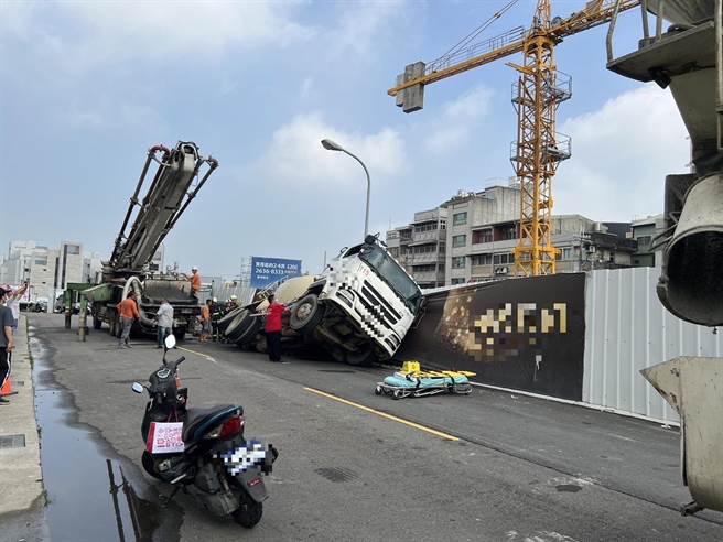 台中沙鹿建筑工地初步研判为抽排水导致路基掏空，台中市都发局获报后已立即勒令工地停工。（陈淑娥摄）