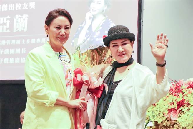 陈亚兰歌仔戏团团长陈亚兰（左）今天获选为台师大杰出校友，她的恩师、歌仔戏国宝杨丽花（右）现身献花。（台师大提供／林志成台北传真）