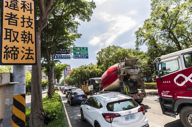 新竹县去年在易肇事及违规路口增设科技执法，降低交通事故死亡和骑乘机车死亡比率为全国之冠。（罗浚滨摄）