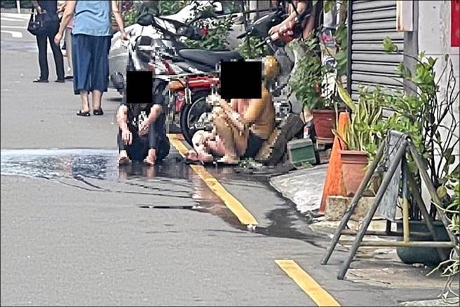 牛肉麵店主与女儿当时伤重瘫坐在地上。（民眾提供／李京升苗栗传真）