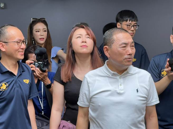 曾为「挺韩直播主」的高钧钧（左后）今也出现在採访媒体行列。（王扬杰摄）