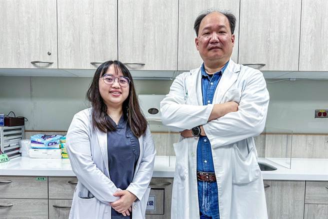 中医大新竹附医胸腔外科主任陈品儒（右）和医师林佳颖（左）以微创手术，切除林翁约2.2公分的恶性肿瘤。（罗浚滨摄）