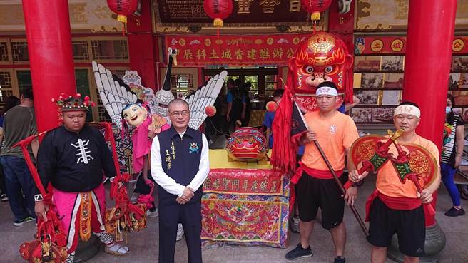 正统鹿耳门圣母庙明年举办土城香，5日建醮办公室揭牌，并找来地方庄头自组的宋江阵、白鹤阵与金狮阵等阵头一起亮相。（程炳璋摄）