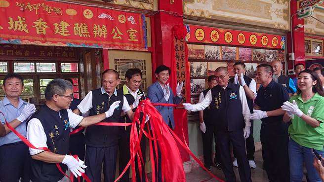台南市副市长叶泽山（淡蓝色西装者）与正统鹿耳门圣母庙主委王增荣一起为建醮办公室揭牌。（程炳璋摄）