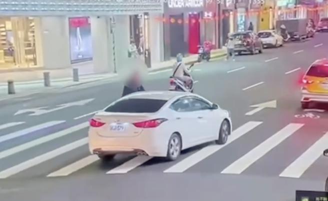 癌男不满穿越道未礼让遭碰撞  持刀恐吓判刑（撷取自影片）