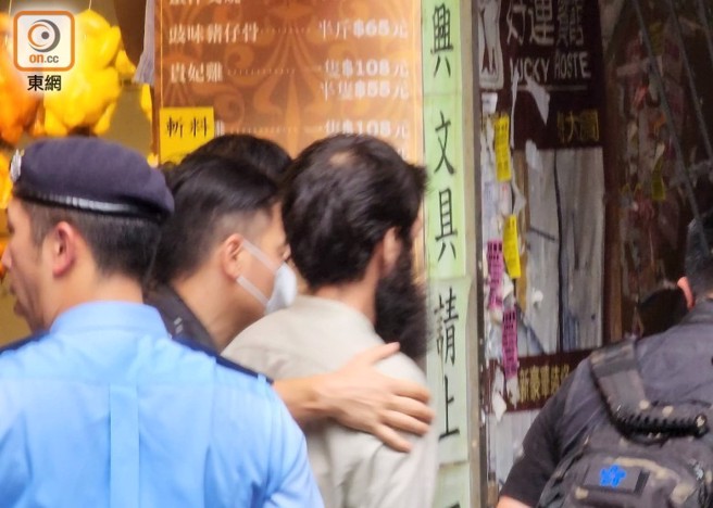 香港一名妇人5日上午报案，称巴基斯坦籍丈夫持刀攻击自己，还将3名女儿杀害，后警方连络上妇人丈夫（中）协助厘清案情。（取自东网）