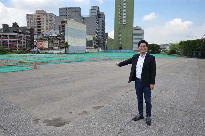 立法委员蔡适应5日上午邀集国防部海军司令部、海军131舰队以及基隆市政府，协调将原威海营区的空间，暂交由基隆市政府做为市区的停车空间。（蔡适应服务处提供／张志康基隆传真）