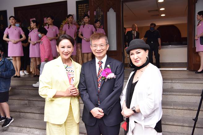 陈亚兰与国立臺湾师范大学校长吴正己、国宝杨丽花合影。（国立臺湾师范大学提供）