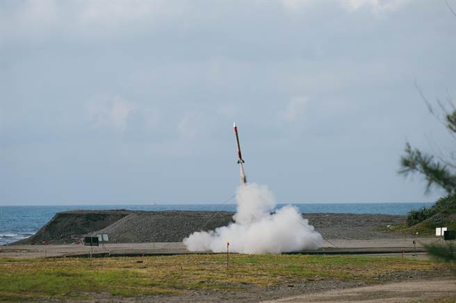 「淡江一型」科研火箭今天上午在屏东县牡丹乡旭海村的「短期科研探空火箭发射场域」成功发射。（国科会提供／林志成台北传真）