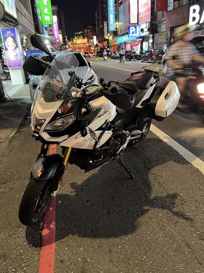 男子骑高檔重机Caponord 1200，行经中坜区中正路时，遇到一名男子在双黄线违规迴转，2车相撞重摔、安全帽喷飞，惊悚画面曝光。（翻摄自脸书「轻檔车俱乐部」）