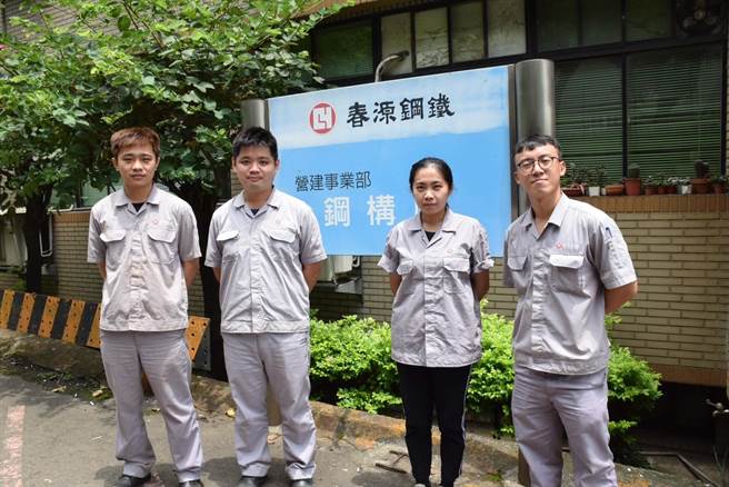 廖翊琳(右二)、古传业(左一)等年轻人，透过青舰计画进入春源钢铁找到适合自己的工作。(劳动力发展署桃竹苗分署提供／吕筱蝉桃园传真)
