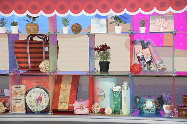 评选分为食品与非食品类，将各选出10项金质奖等共38种奖项，获选厂商将有机会获得You Tuber网红推广行销，并在知名通路进行销售。（彰化县政府提供／吴建辉彰化传真）