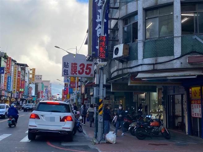 花莲县警察局避免驾驶因违规遭举发后，等待罚单期间再度违规遭罚，将比照六都建置「违规简讯」通知系统服务，预计本月9日启用。（本报资料照片）