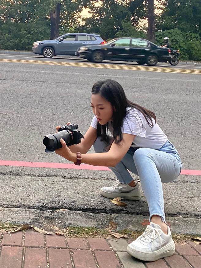 国民党高市议员白乔茵惊曝脸书上有偷拍社团。图为她自嘲「蹲这么低是在拍路平」画面。（柯宗纬翻摄）