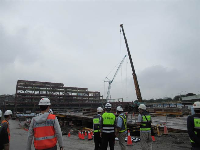 台北市劳动局已调查完辖内捷运沿线121处工地及102处地下开挖工程，计9处停工、违反87项《职业安全卫生法》、罚锾305万元。（北市劳动局提供）