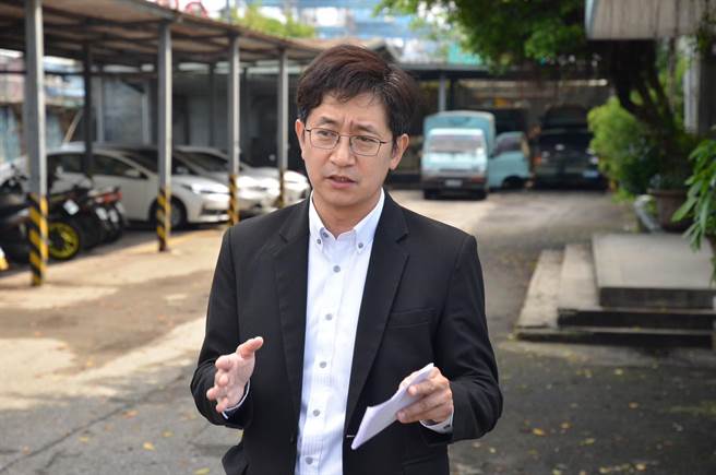 立法委员蔡适应表示，谢国梁担任立委时曾支持基隆港设置深水码头，如今的谢市长反对当年谢立委的意见。（蔡适应服务处提供／张志康基隆传真）