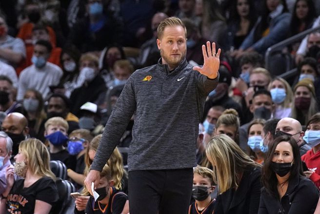 太阳助理教练凯文杨。（美联社资料照）