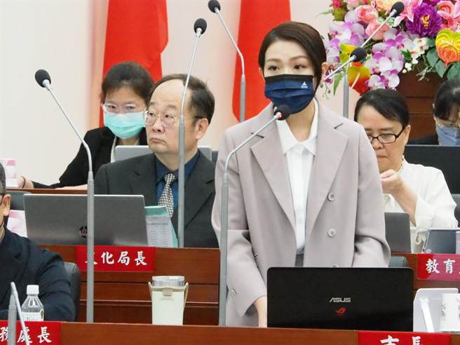 新竹市长高虹安表示，目前已责成消防局採购，先以灾害准备金动支，预计购买800片移动式挡水板，可防护保全家户约140户。（陈育贤摄）