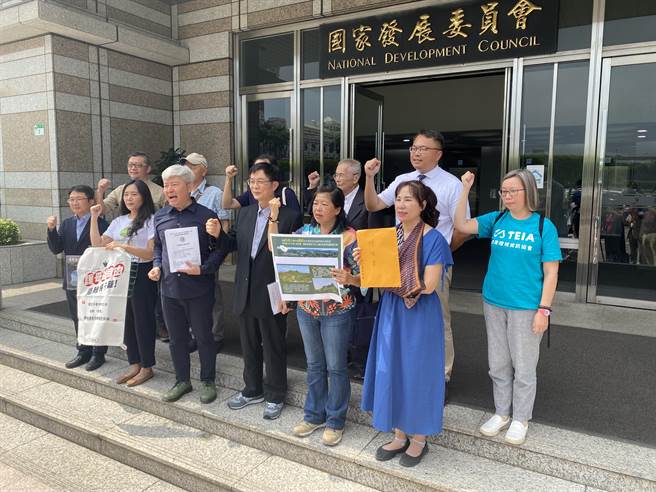 2023全国NGOs环境会议合办团体今(5)日前往总统府与蔡英文总统进行会谈，12个民间团体带着环保、能源、水资源、动保、土地等83项当今迫切解决的环境议题，期望能透过总统高度找到议题解决的可能性。（李柏澔摄）