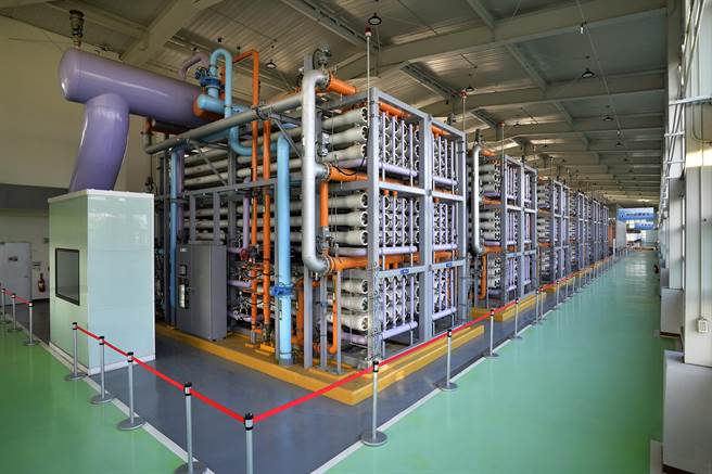 为协助产业用水无虞，高市府水利局将扩增凤山水资源中心再生水产量，图为RO机组。（高雄市水利局提供／林瑞益高雄传真）