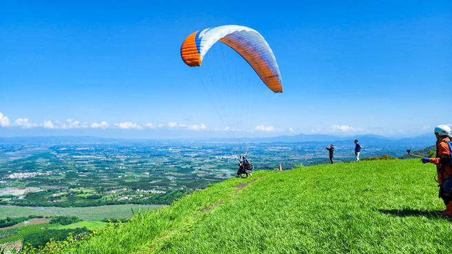 屏东3D铁人体验嘉年华登场，屏东县长周春米邀请民眾前往屏东旅游，能够一次享受到陆海空的各种户外活动。（图／翻摄自周春米脸书）