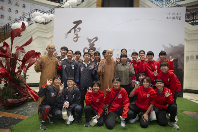 佛光山普门中学国高中女篮一行20人，特地前来聆听演讲，与讲师2021东京帕运台湾视障柔道选手李凯琳（2排左3）大合照。（图／惠中寺提供）