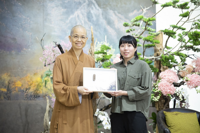 中区总住持觉居法师（左）赠送结缘品给讲师2021东京帕运台湾视障柔道选手李凯琳（右）。（图／惠中寺提供）