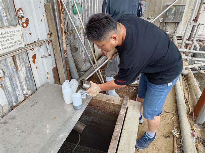 新竹市环保局稽查人员多次至现场稽查採样发现是香山同一家畜牧所多次排废水所致。（新竹市政府提供／陈育贤新竹传真）