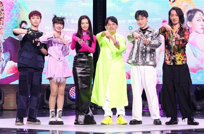 FEniX家齐（左起）、木木、「少女制作人」徐若瑄、「少女主理人」黄子佼。（陈俊吉摄）