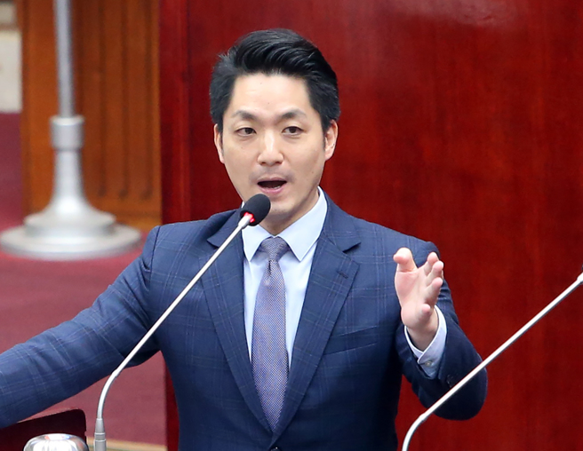 台北市长蒋万安今表示，不容许无限期拖延，已要求民进党6月9日前回函。若民进党违反法令，「该开罚就开罚」。图为蒋5日到市议会进行市政总质询。（赵双杰摄）