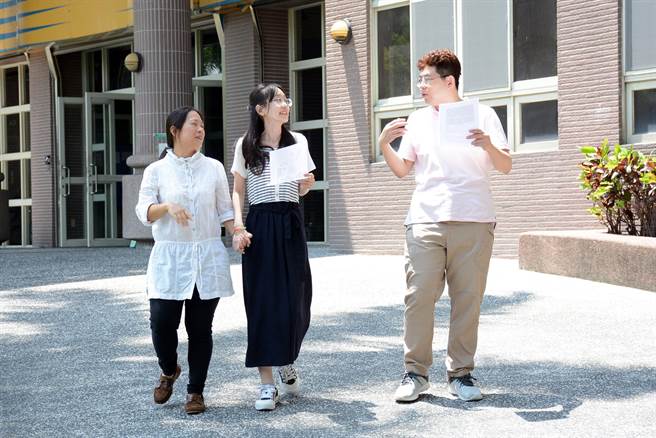克服车祸后遗症，陈莹真(中)获公费留学资格、成屏大校史第一人。(林和生摄)
