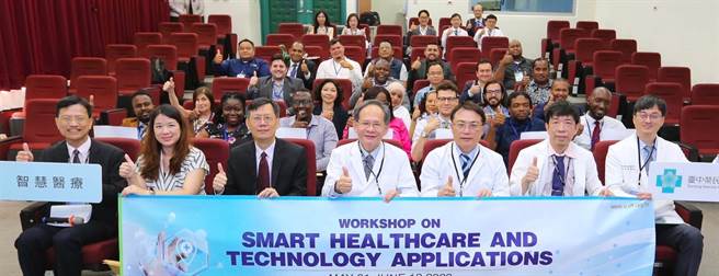 国合会办理「智慧医疗与应用科技研习班」，一行人特别到台中荣总参访，台中荣总团队及参访来宾合影留念。（台中荣总提供／冯惠宜台中传真）