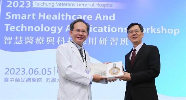 台中荣民医院院长陈适安致赠国合会国际教育训练处长蔡祥吾礼品。（台中荣总提供／冯惠宜台中传真）