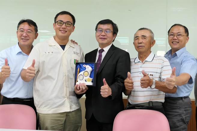 云林县北港高中文渊阁（左二）繁星上医学系，是创校67年第2位医学系生。（张朝欣摄）