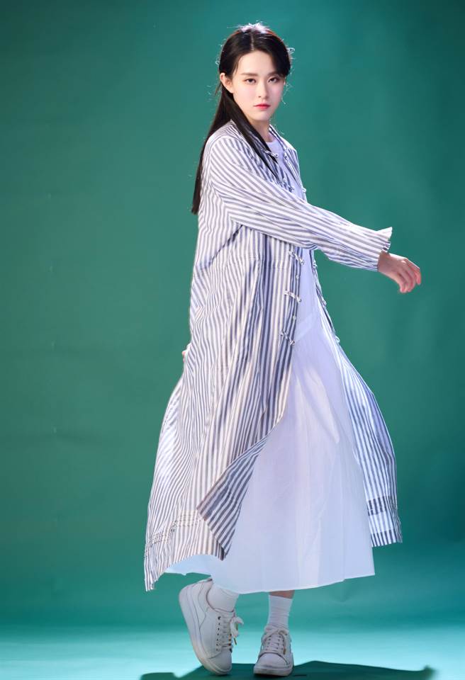 邱偲琹身着洋装后先是对镜头甜美一笑，下秒立刻释放电人眼神，随着肢体摆动流露出如侠女般的飒爽气质。ZUCCa盘扣平织立领洋装1万6200元、棉染纱织七分袖不对称洋装1万2600元。 （JOJ PHOTO摄）