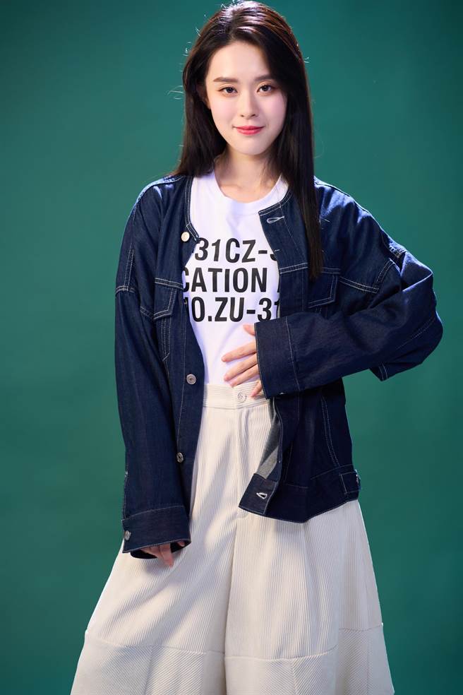 邱偲琹穿上ZUCCa套装后称讚与个人私服风格非常搭，像邻家女孩般清新却又不失酷帅的个人特色。ZUCCa轻盈丹寧圆领开扣外套1万3600元、军用宽幅圆领五分袖上衣4600元、压纹灯芯绒八分宽管长裤1万3600元。（JOJ PHOTO摄）