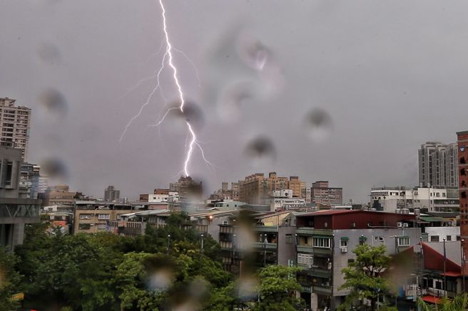 午后热对流旺盛，当心雷阵雨。（示意图／报系资料照）