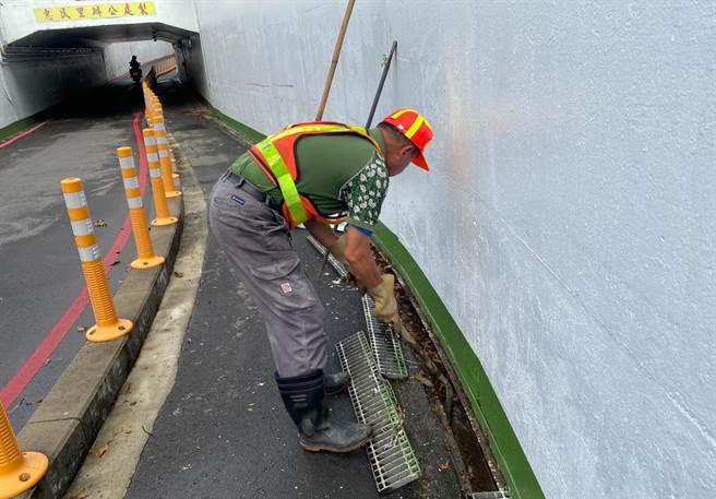 高市府环保局在大雨来临前，先行派员清疏侧沟及泄水孔，6月3日、4日共出动471人次，清理1万4000公斤垃圾量。（高市府环保局提供／洪浩轩高雄传真）