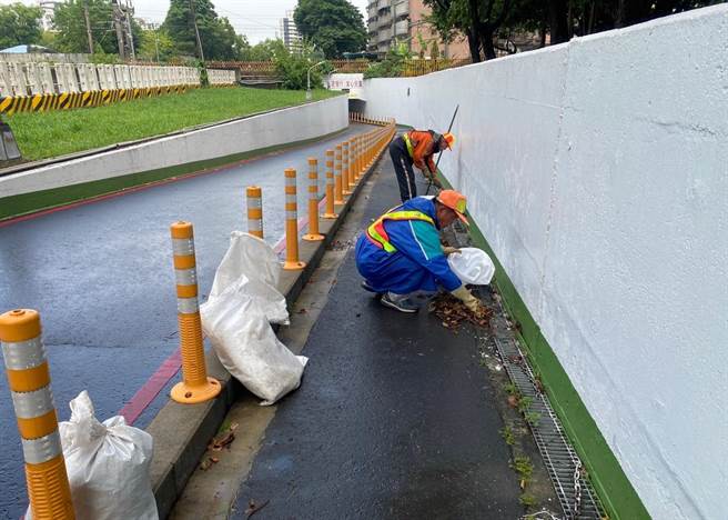 高市府环保局在大雨来临前，先行派员清疏侧沟及泄水孔，6月3日、4日共出动471人次，清理1万4000公斤垃圾量。（高市府环保局提供／洪浩轩高雄传真）