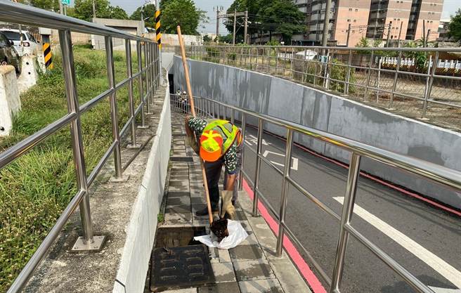高市府环保局在大雨来临前，先行派员清疏侧沟及泄水孔，6月3日、4日共出动471人次，清理1万4000公斤垃圾量。（高市府环保局提供／洪浩轩高雄传真）