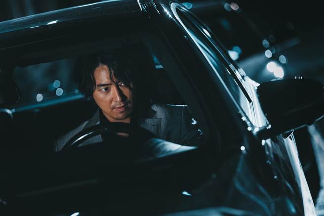 李浚赫在片中饰演大反派，近日讨论度不断飙升。（车库娱乐提供）