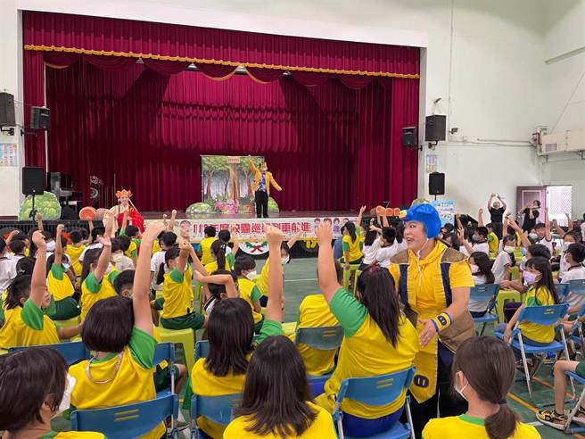 学生在有奖徵答时发言踊跃。（台南市政府提供／张毓翎台南传真）