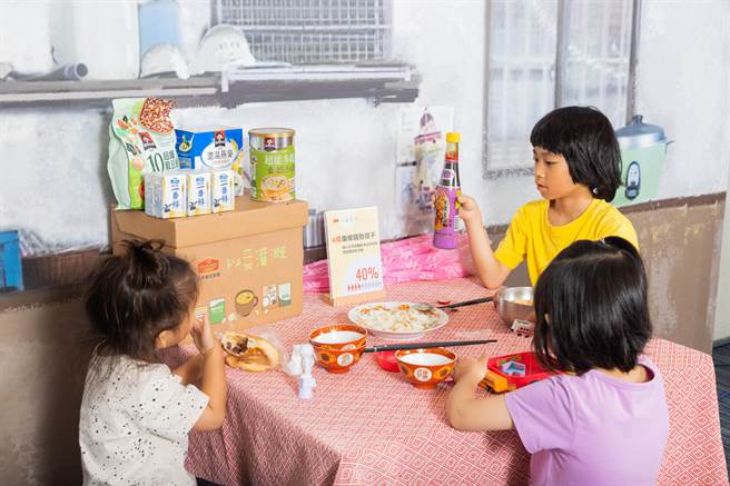 资源馈匮乏的偏乡孩童常以泡麵、白饭酱油当成一餐正餐，佳格过去三年致力于偏乡儿童钙质教育，盼大眾响应「以爱灌溉食育箱」计画。（佳格食品提供）