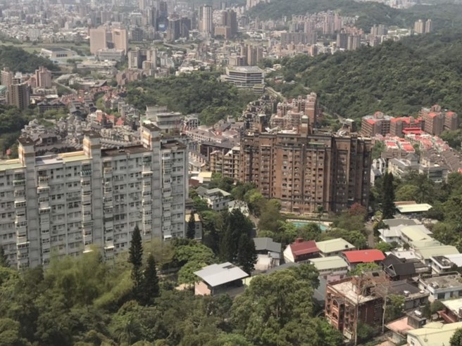 统计全国移转面积与栋数资料，随房价上扬国人购屋面积越来越小。(图/信义房屋 提供)