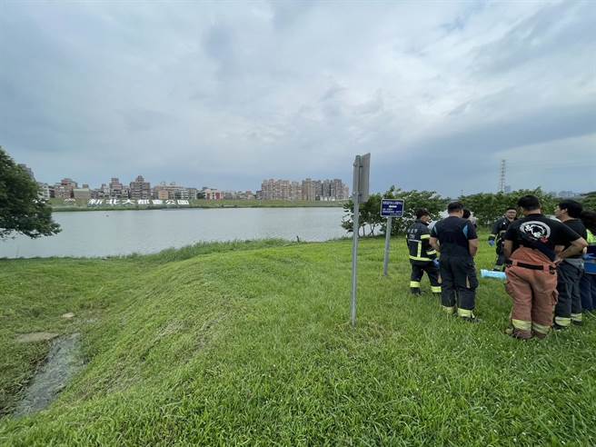 民眾今（5日）下午3时许在新北市微风运河疏洪一路固定厕所前，发现一具男性尸体在河面上载浮载沉，消防局获报派员前往打捞。（翻摄画面）