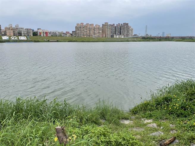 民眾今（5日）下午3时许在新北市微风运河疏洪一路固定厕所前，发现一具男性尸体在河面上载浮载沉，消防局获报派员前往打捞。（翻摄画面）