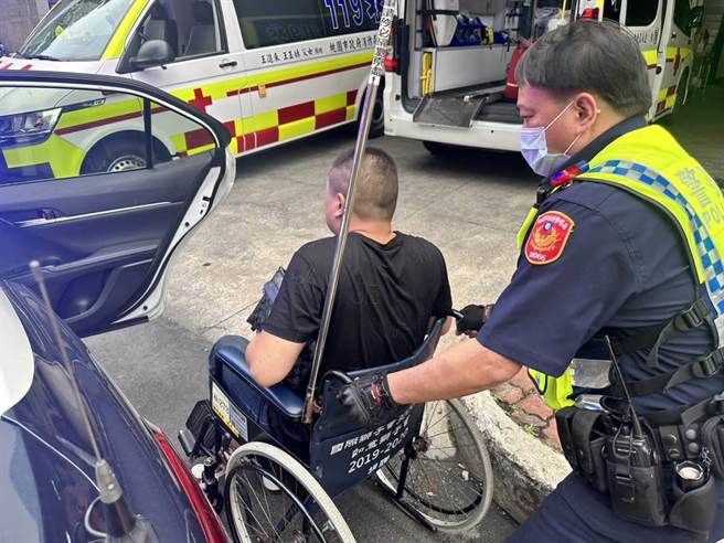 男子驾车腹部剧痛，警即时救援协助男子就医。（警方提供／吕筱蝉桃园传真）